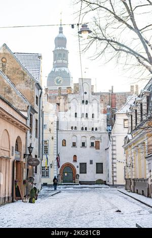 Wunderschöne enge Straße in der Altstadt von Riga mit Häusern der drei Brüder und Menschen zu Fuß, vertikal Stockfoto