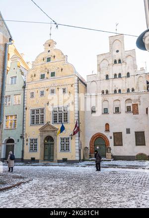 Wunderschöne enge Straße in der Altstadt von Riga mit Häusern der drei Brüder und Menschen zu Fuß, vertikal Stockfoto