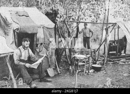 Vintage-Foto um 1900 zeigt ein Goldsucher-Lager im Busch von Western Australia und die primitiven Bedingungen, die sie während der Goldsuspektion erlitten haben Stockfoto