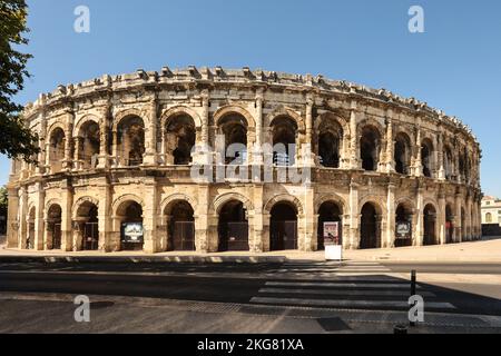 Römisch,Amphitheater von Nîmes,Arènes de Nîmes,Arena,kolosseum,erhalten,Struktur,antik,Gebäude,in,Zentrum,von,Nimes,Languedoc,Region,beliebt,Tourist,Lage,mit,vielen,Attraktionen,einschließlich,beeindruckend,Les Arenas,römisch,Amphitheater,und,Maison Carrée,Südfrankreich,Frankreich,Franzosen,August,europäische,alte,Gladiatoren,Sommer,alte,europäische,Gladiatoren, Stockfoto