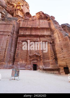 Eine vertikale Aufnahme eines antiken archäologischen Tempels im historischen Petra, Jordanien Stockfoto