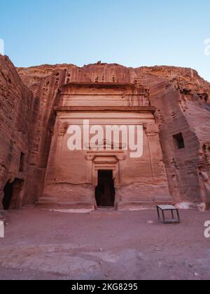 Eine vertikale Aufnahme eines antiken archäologischen Tempels im historischen Petra, Jordanien Stockfoto