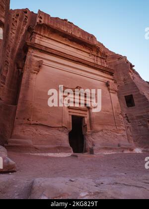 Eine vertikale Aufnahme eines antiken archäologischen Tempels im historischen Petra, Jordanien Stockfoto