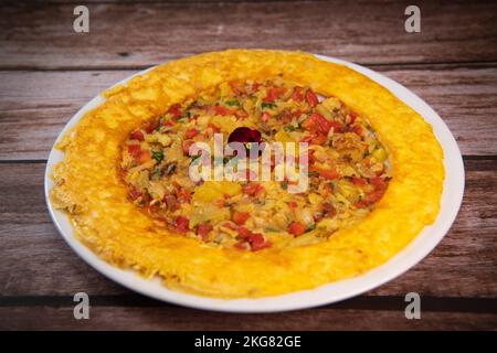 Rezept Omelett mit Paprika, Zwiebeln, Tomaten, Zucchini und Koriander Stockfoto