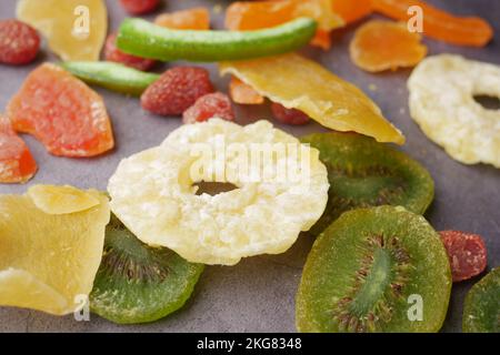 Getrocknete Früchte und Beeren auf dem Tisch Stockfoto
