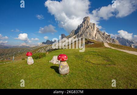 Blick auf den Giau Pass mit Gusela-Mount im Hintergrund in den Dolomiten, Provinz Belluno, Italien. Stockfoto