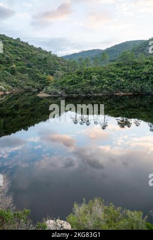 Vanadal-Wasserretention mit Wolken, die sich im Wasser spiegeln, in La Garde-Freinet, im Massif des Maures, in Südfrankreich, in Europa, in der Provence. Stockfoto