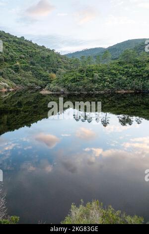 Vanadal-Wasserretention mit Wolken, die sich im Wasser spiegeln, in La Garde-Freinet, im Massif des Maures, in Südfrankreich, in Europa, in der Provence. Stockfoto