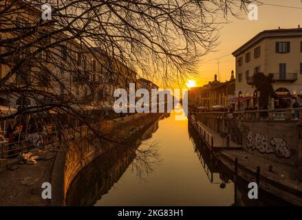 MAILAND, ITALIEN, 5. MÄRZ 2022 - Blick auf Alzaia Naviglio Grande in Mailand, Italien bei Sonnenuntergang. Stockfoto