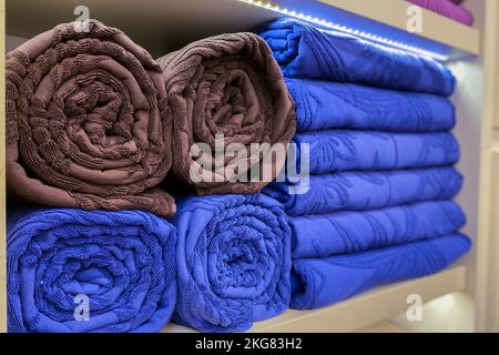Gefalteter Stapel Handtücher, gefaltet für den Verkauf, selektiver Fokus. Hausschrank. Stockfoto