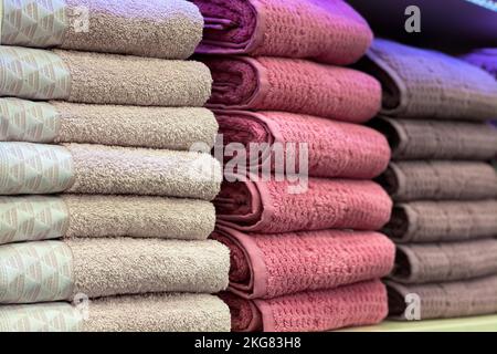 Gefalteter Stapel Handtücher, gefaltet für den Verkauf, selektiver Fokus. Hausschrank. Stockfoto