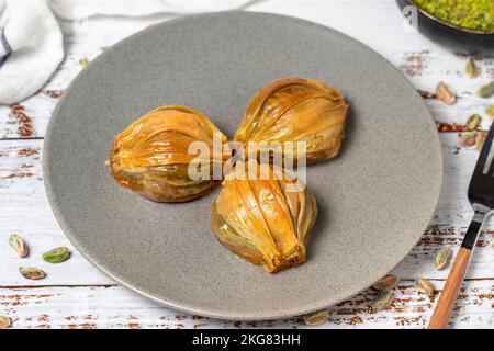 Muscheln Baklava auf weißem Holzhintergrund. Türkische Köstlichkeiten. Türkisches Baklava. Schließen Stockfoto