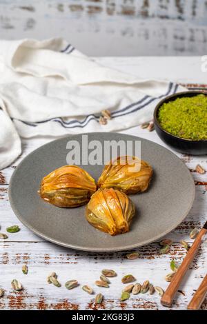 Muscheln Baklava auf weißem Holzhintergrund. Türkische Köstlichkeiten. Türkisches Baklava. Schließen Stockfoto