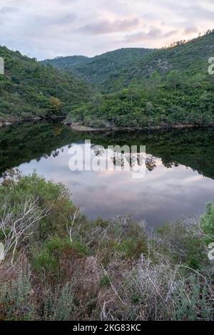 Vanadal-Wasserretention mit Wolken, die sich im Wasser spiegeln, in La Garde-Freinet, im Massif des Maures, in Südfrankreich, in Europa, in der Provence. Stockfoto