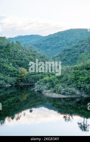 Vanadal-Wasserretention mit Wolken, die sich im Wasser spiegeln, in La Garde-Freinet, im Massif des Maures, in Südfrankreich, in Europa, in der Provence. Stockfoto