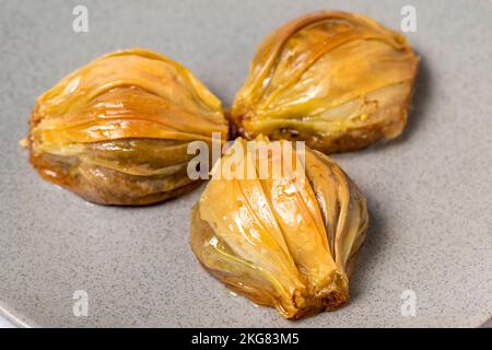 Muscheln Baklava auf weißem Holzhintergrund. Türkische Köstlichkeiten. Türkisches Baklava. Schließen Stockfoto