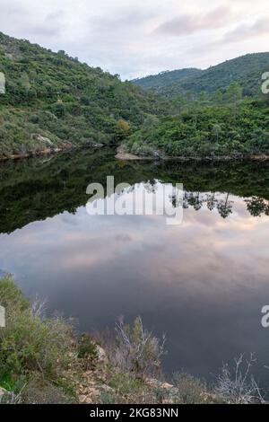 Vanadal-Wasserretention mit Wolken, die sich im Wasser spiegeln, in La Garde-Freinet, im Massif des Maures, in Südfrankreich, in Europa, in der Provence. Stockfoto