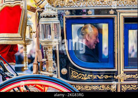 London, Großbritannien. 22.. November 2022. König Charles und der Queen Consort, Camilla, heißen den südafrikanischen Präsidenten Cyril Ramaphosa formell bei der Parade zum Königlichen Pavillon auf der Horse Guards willkommen und fahren dann gemeinsam die Mall hinunter zum Buckingham Palace. Kredit: Guy Bell/Alamy Live Nachrichten Stockfoto