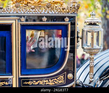 London, Großbritannien. 22.. November 2022. König Charles und der Queen Consort, Camilla, begrüßen offiziell den südafrikanischen Präsidenten Cyril Ramaphosa (im Bild) bei der Parade der Pferdegarde im Königlichen Pavillon und fahren dann gemeinsam die Mall hinunter zum Buckingham Palace. Kredit: Guy Bell/Alamy Live Nachrichten Stockfoto