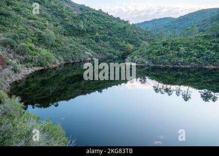 Vanadal-Wasserretention mit Wolken, die sich im Wasser spiegeln, in La Garde-Freinet, im Massif des Maures, in Südfrankreich, in Europa, in der Provence. Stockfoto