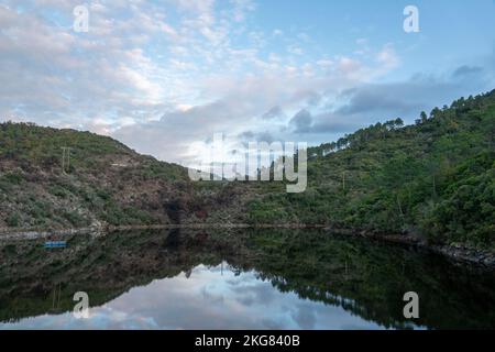 Vanadal-Wasserretention mit Wolken, die sich im Wasser spiegeln, in La Garde-Freinet, im Massif des Maures, in Südfrankreich, in Europa, in der Provence. Stockfoto