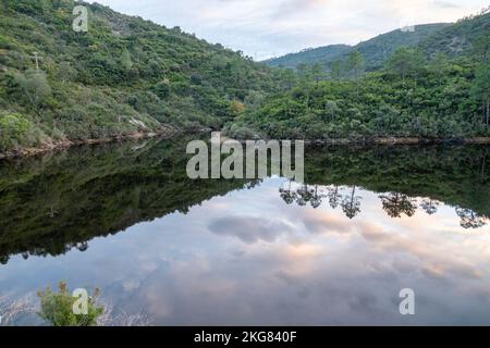 Vanadal-Wasserretention mit Wolken, die sich im Wasser spiegeln, in La Garde-Freinet, im Massif des Maures, in Südfrankreich, in Europa, in der Provence. Stockfoto