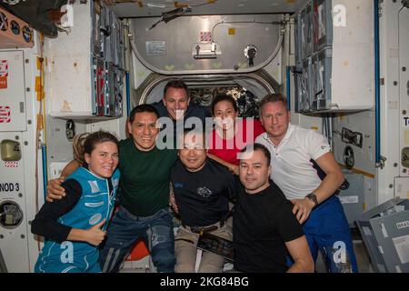 Die sieben Crew-Mitglieder der Expedition 68 treffen sich am 3. November 2022 zu einem Porträt im Modul „Einheit“ der Internationalen Raumstation. Von links sind die Roskosmos-Kosmonauten Anna Kikina, die NASA-Astronauten Frank Rubio und Josh Cassada, die Astronautin der Japan Aerospace Exploration Agency (JAXA) Koichi Wakata, die NASA-Astronautin Nicole Mann und die Kosmonauten Dmitri Petelin und Sergey Prokopyev aus dem Roskosmos. Quelle: NASA über CNP Stockfoto
