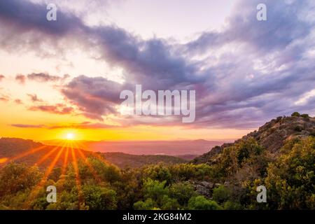 Sonnenuntergang im Massif des Maures, in La Garde-Freinet, in der Provence, in Frankreich, in Europa. Stockfoto