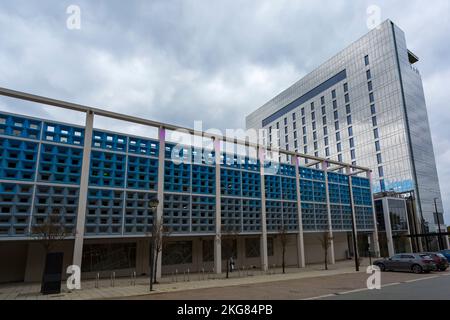 Neuer mehrstöckiger Parkplatz mit intelligenter Technologie vom La Tour Hotel in Milton Keynes, Buckinghamshire, Großbritannien im September Stockfoto