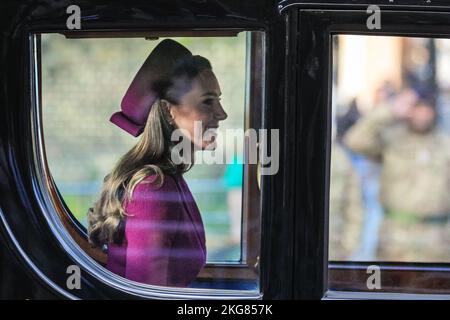 Westminster, London, Großbritannien. 22. November 2022. Catherine, die Prinzessin von Wales, fährt in einer Kutsche mit William, Prinz von Wales. Mitglieder der königlichen Familie, einschließlich der Gemahlin König und Königin, und Prinz und Prinzessin von Wales, fahren zusammen mit dem Präsidenten von Südafrika, Cyril Ramaphosa, in Kutschen entlang der Mall zum Buckingham Palace, für den Staatsbesuch von Präsident Ramaphosa. Sie werden begleitet von den Truppen der Könige und den Militärbanden für diesen Anlass. Stockfoto