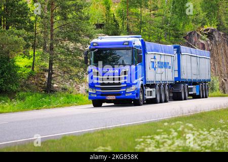 Der Blue Scania R650 Lkw zieht im Sommer Schüttgutanhänger für den Getreidetransport entlang der Autobahn. Salo, Finnland. 23. Juni 2022. Stockfoto