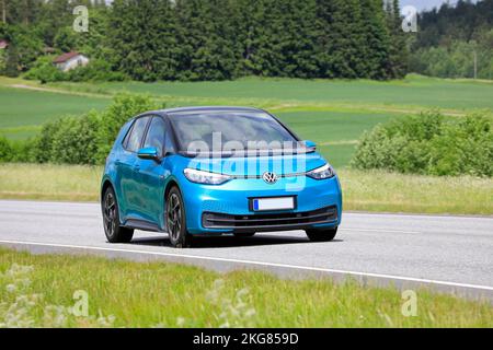 Blauer Volkswagen VW ID.3 Elektroauto, das an einem sonnigen Sommertag auf der Straße fährt. Salo, Finnland. 23. Juni 2022. Stockfoto