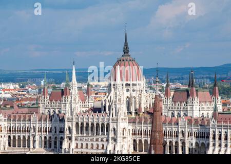 Parlamentsgebäude von der anderen Seite des Flusses in der Fischerbastei in Buda, Budapest Ungarn Europa Stockfoto