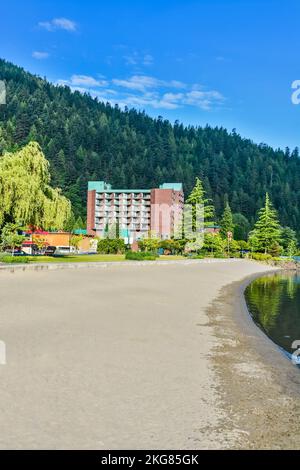 Sandstrand des Sees, der zum Resortgebäude führt Stockfoto