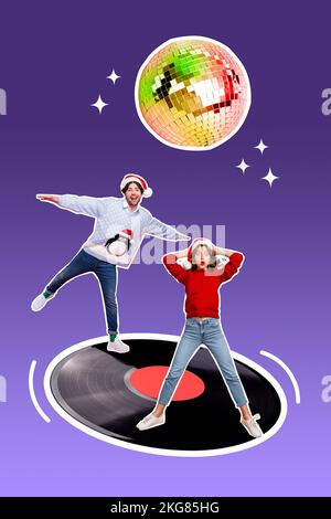 Vertikales Collagenbild von zwei positiv aufgeregten Menschen, die Party tanzen, großer Vinyl-Schallplatten-Disco-Ball, isoliert auf kreativem Hintergrund Stockfoto