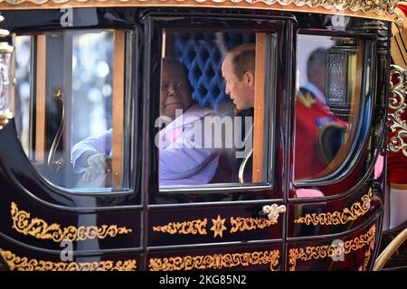 Südafrikas Außenminister Naledi Pandor und der Prinz von Wales fahren in einer Kutsche entlang der Mall zum Buckingham Palace, nachdem der südafrikanische Präsident anlässlich der Horse Guards Parade in London den Staatsbesuch im Vereinigten Königreich feierlich begrüßt hatte. Bilddatum: Dienstag, 22. November 2022. Stockfoto