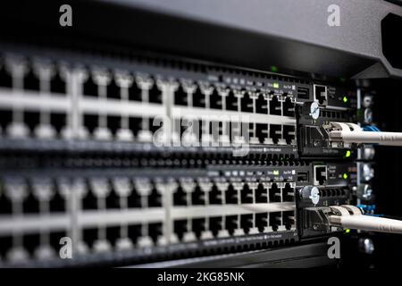 Perspektive des schwarzen 10Gbit-Glasfaser-Fabric-Switches für IT-Datenumgebungen Stockfoto