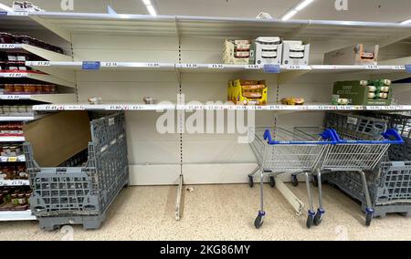 Leeren Sie die Eierregale in einem Tesco-Geschäft in Ashford, Kent. Tesco hat sich anderen Supermärkten angeschlossen, um die Anzahl der Kartons mit Eiern zu begrenzen, die Kunden kaufen können, da die Auswirkungen der steigenden Kosten und der Vogelgrippe weiterhin ihren Tribut fordern. Anfang dieses Monats haben Asda und Lidl Beschränkungen für Eierkäufe in einigen ihrer Läden bekannt gegeben. Bilddatum: Dienstag, 22. November 2022. Stockfoto