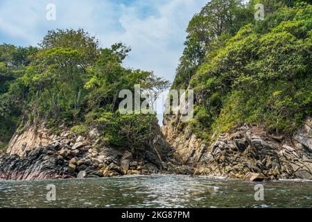 Tropische Wälder und Kakteen an der zerklüfteten Küste des Huatulco Nationalparks, einem UNESCO-Biosphärenreservat an der Pazifikküste von Oaxaca, Mexiko. Stockfoto