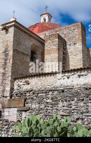 Der Tempel des San Pablo Apostol oder die Kirche des Heiligen Paul des Apostels in San Pablo Villa de Mitla, Oaxaca, Mexiko. Es begann 1590 und war Bu Stockfoto