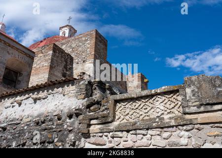 Der Tempel des San Pablo Apostol und die prähispanischen Ruinen von Zapotec in San Pablo Villa de Mitla, Oaxaca, Mexiko. Die Kirche wurde 1590 gegründet und war gebaut Stockfoto