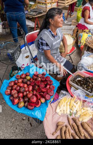 Eine Frau verkauft roten Thunfisch oder Kakteen mit Stachelbirnen auf dem Markt in Zaachila, Oaxaca, Mexiko. Stockfoto