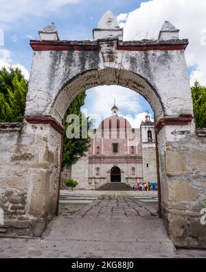 Der Tempel des San Pablo Apostol oder die Kirche des Heiligen Paul des Apostels in San Pablo Villa de Mitla, Oaxaca, Mexiko. Es begann 1590 und war Bu Stockfoto