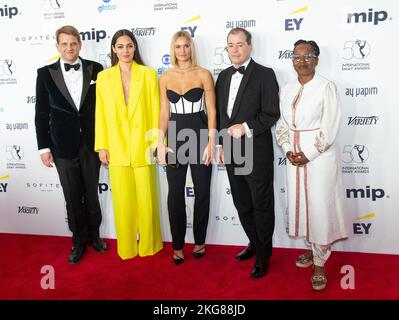 New York, Usa. 21.. November 2022. Leopold Hoesch, Nilam Farooq, Pia Stutzenstein, Mark Speich, Shary Reeves nehmen an den 50. International Emmy Awards im Hilton Hotel Teil (Foto: Lev Radin/Pacific Press) Quelle: Pacific Press Media Production Corp./Alamy Live News Stockfoto