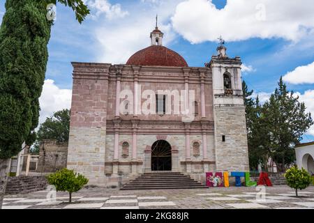 Der Tempel des San Pablo Apostol oder die Kirche des Heiligen Paul des Apostels in San Pablo Villa de Mitla, Oaxaca, Mexiko. Es begann 1590 und war Bu Stockfoto