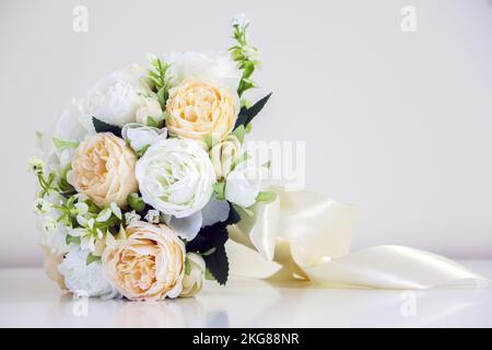 Ein wunderschöner Strauß von Hochzeitsblumen mit weißen und pfirsichfarbenen Rosen, isoliert vor weißem Hintergrund, Symbol für Liebe, Romantik und Ehe. Stockfoto