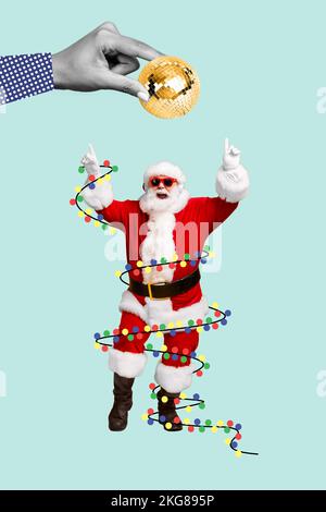 Vertikales Collage-Bild des aufgeregten, flippigen weihnachtsmanns, Chill-Tanz, großer Arm, Disco-Ball isoliert auf kreativem Hintergrund Stockfoto