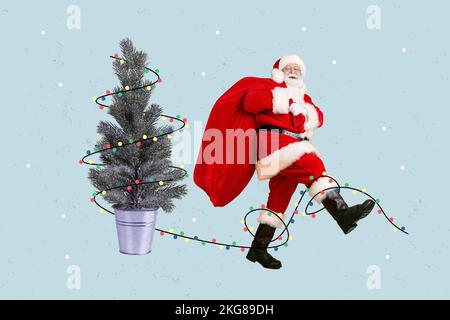 Kreatives Foto 3D Collage Kunstwerke Poster Postkarte mit lustigem, flippigem weihnachtsmann Tragetasche voller geschenkboxen isoliert auf Malhintergrund Stockfoto
