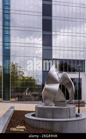 Zykloidale Formskulptur von Keith McCarter vor dem La Tour Hotel in Milton Keynes, Buckinghamshire, Großbritannien im September Stockfoto