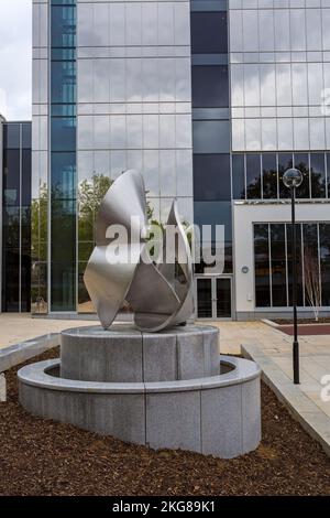 Zykloidale Formskulptur von Keith McCarter vor dem La Tour Hotel in Milton Keynes, Buckinghamshire, Großbritannien im September Stockfoto